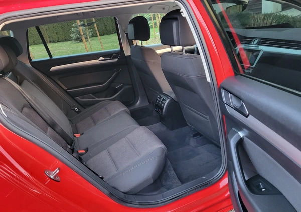 Volkswagen Passat cena 56600 przebieg: 151000, rok produkcji 2018 z Jordanów małe 326